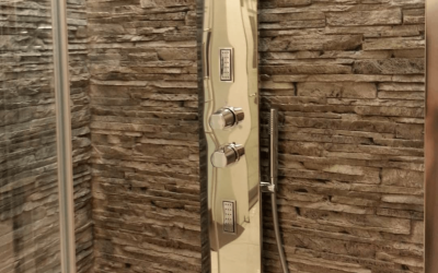 Trasforma il tuo bagno con rivestimenti in pietra ricostruita